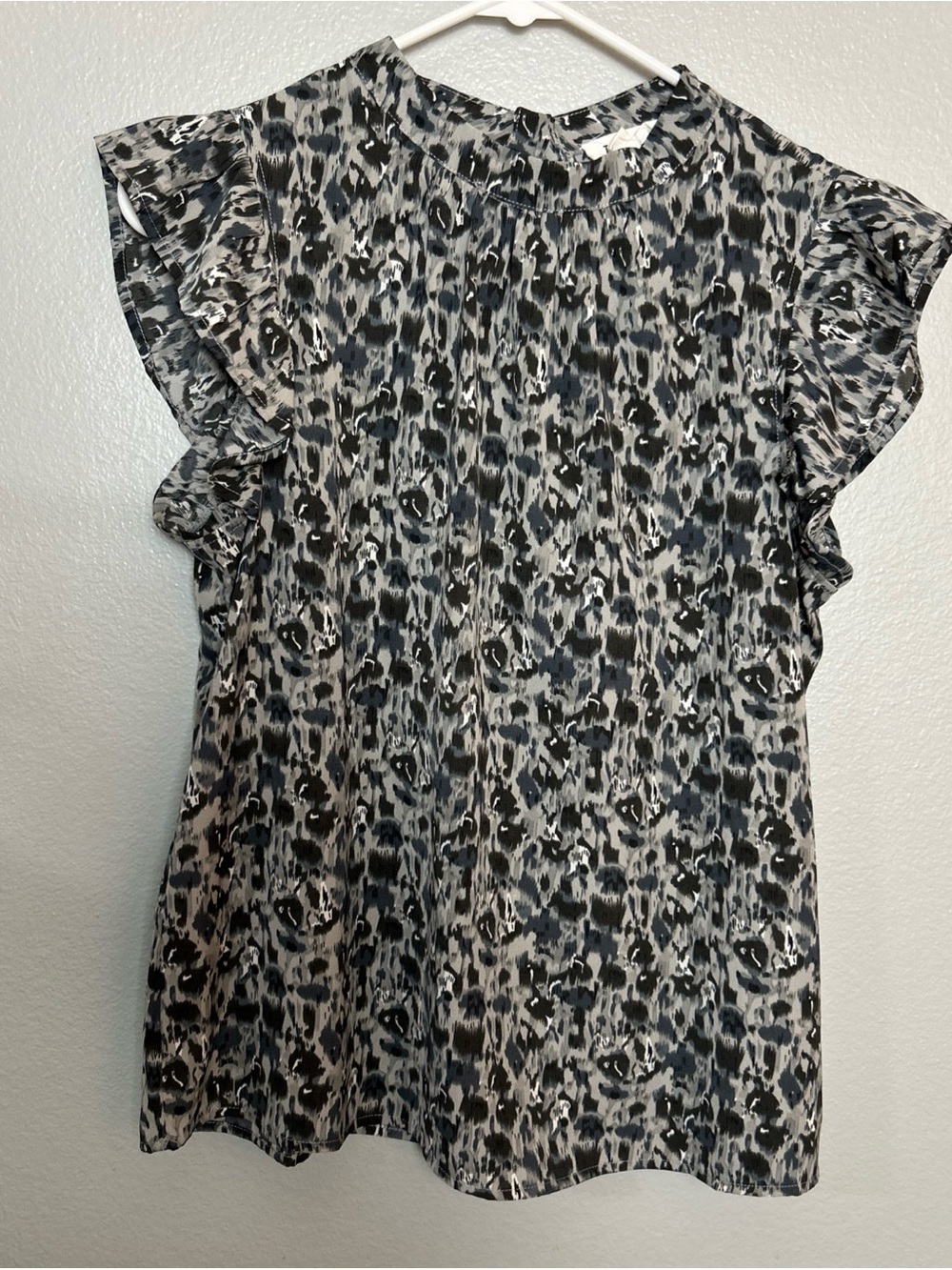 THML Anthropologie Women's Abstract Ruffle Front Top S Gray, EUC